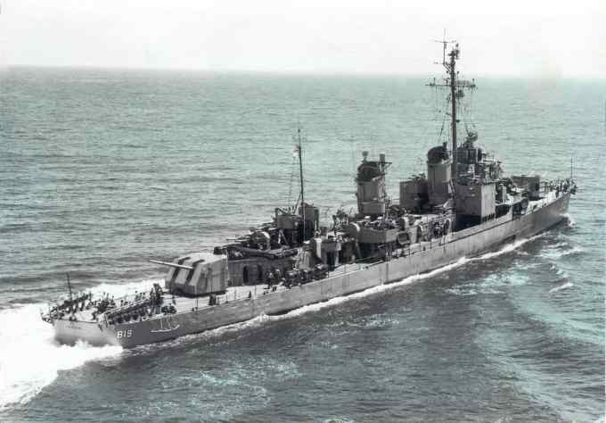 Photo - USS Holder steaming awayv